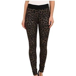Hue leopard print leggings